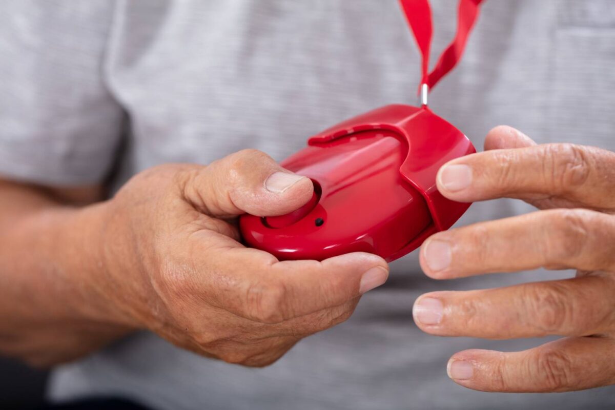 téléassistance système sécurité protection personnes âgées seniors bouton alarme évolution