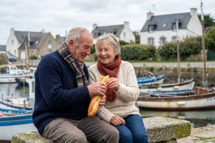 Couple breton âgé souriant près du port
