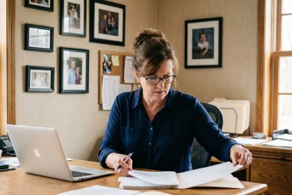 Femme d'âge moyen dans un bureau à domicile organisée